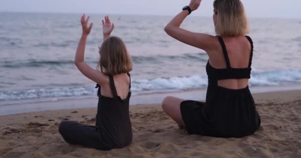 Mom Daughter Meditating Sea Beach Evening Close Relaxation Technique Training — Αρχείο Βίντεο