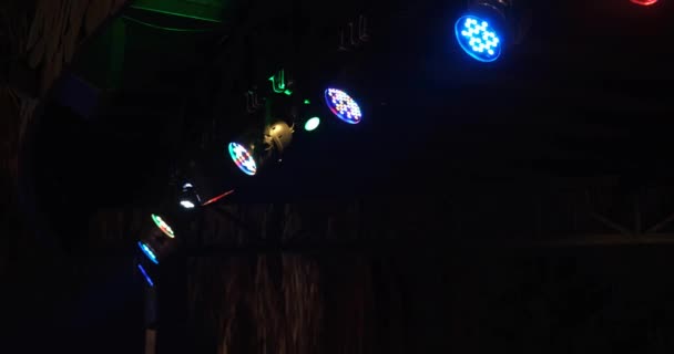 Plaj Partisinin Saman Sahnesinde Renkli Spot Işıkları Yakın Plan Disko — Stok video