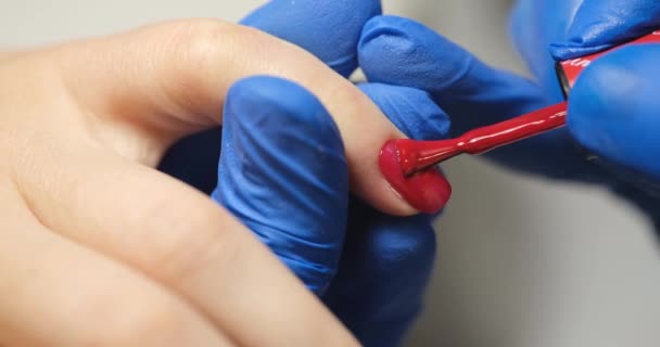 Mãos Uma Manicura Aplicam Polonês Vermelho Uns Pregos Mulher Close — Vídeo de Stock