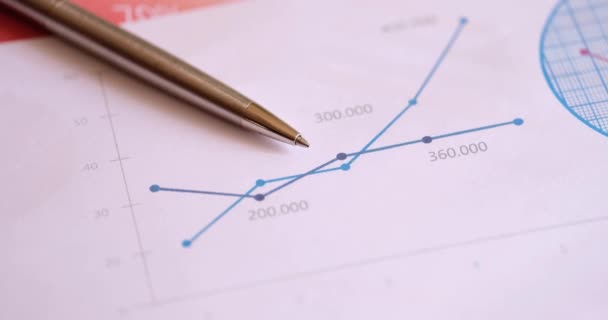 Silver Metal Pen Lies Diagram Close Comparison Financial Indicators Traders — Αρχείο Βίντεο