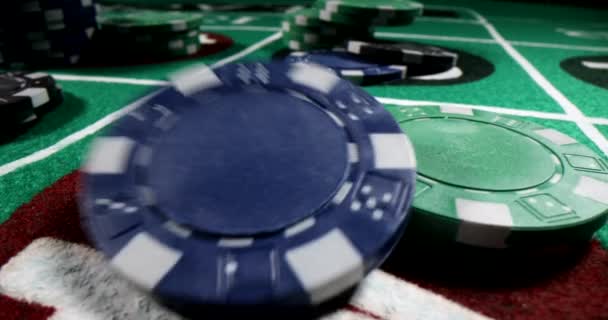 カジノのルーレットテーブルにポーカーチップを投げる手 プレイヤーは ゲームのテーブルにチップを投げる賭けを増やします — ストック動画