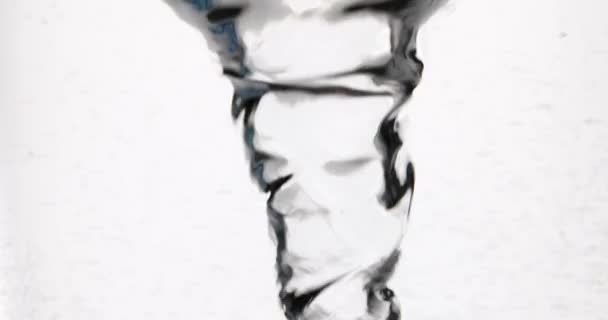 Vertikaler Whirlpool Aus Klarem Transparentem Wasser Auf Weißem Hintergrund Experiment — Stockvideo
