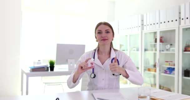Фармацевт Держит Руках Медицинские Таблетки Показывает Большой Палец Вверх Жестом — стоковое видео