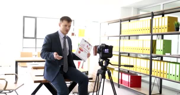 Freelance Business Coach Toont Grafieken Naar Camera Video Conferentie Online — Stockvideo