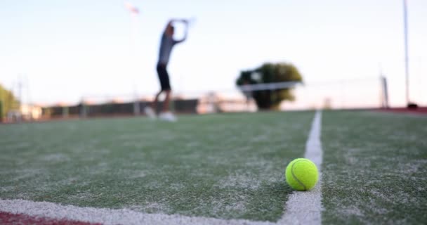 Tennis Ball Lying Court Background Players Closeup Movie Slow Motion — Αρχείο Βίντεο