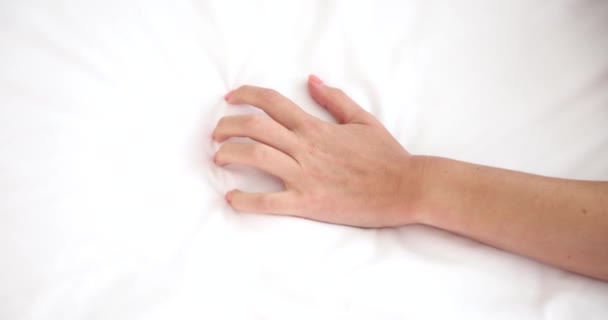 Female Hand Squeezing Sheet Orgasm Sex Closeup Movie Slow Motion — Vídeos de Stock