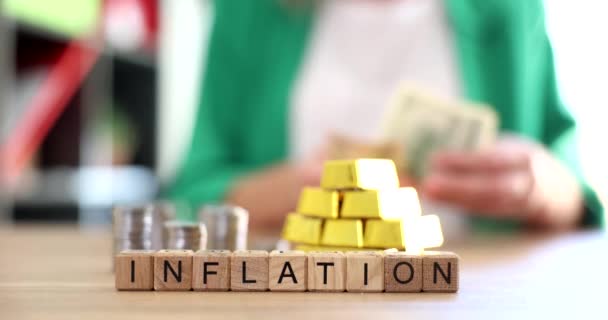 金の棒とコインの背景に単語のインフレ4K映画のスローモーション インフレとデフレの概念における金 — ストック動画