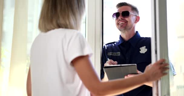 Поліцейський Ставить Питання Жінці Будинку Фільм Повільний Рух Концепція Захисту — стокове відео