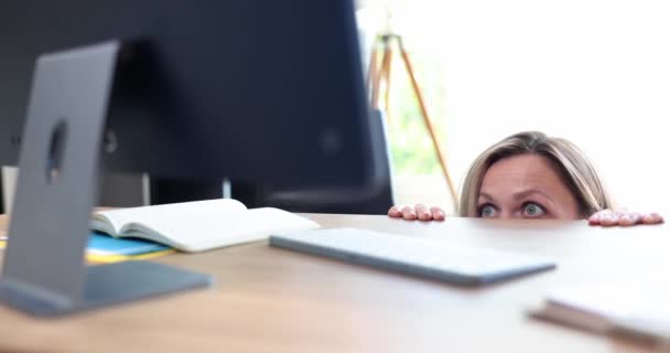 Shocked Frightened Female Secretary Peeking Out Table Looking Computer Screen — Vídeo de Stock