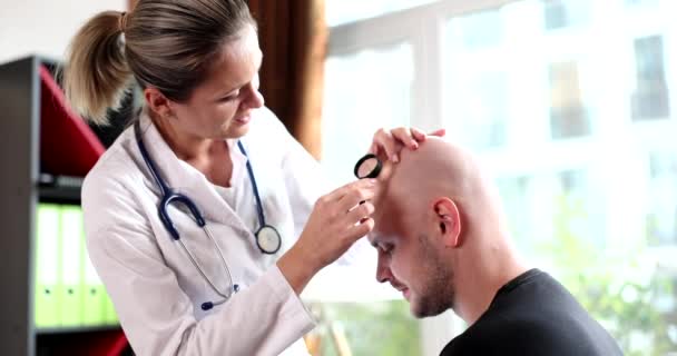 Doctor Trichologist Examining Skin Head Bald Man Movie Slow Motion — ストック動画