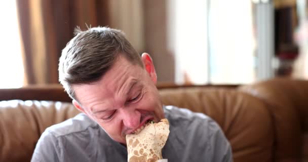 Man Eating Delicious Hot Shawarma Home Movie Slow Motion Delicious — Vídeo de Stock