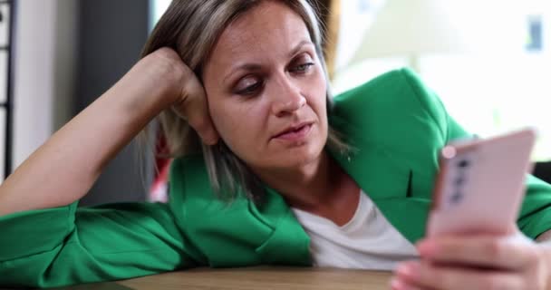 Tired Businesswoman Sitting Table Phone Movie Slow Motion Boring Job — Stok video