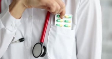 Doktor cebindeki haplarla su topladı. Vitamin takviyeleri ve ilaç konsepti