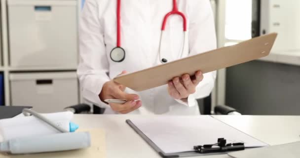 医者は患者の医療記録を示している 医療サービスの概念 — ストック動画