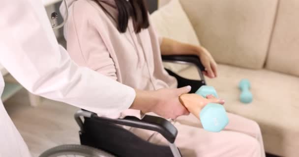 Lekarz Pomaga Pacjentowi Wózku Inwalidzkim Wykonywać Ćwiczenia Hantlami Rehabilitacja Urazie — Wideo stockowe