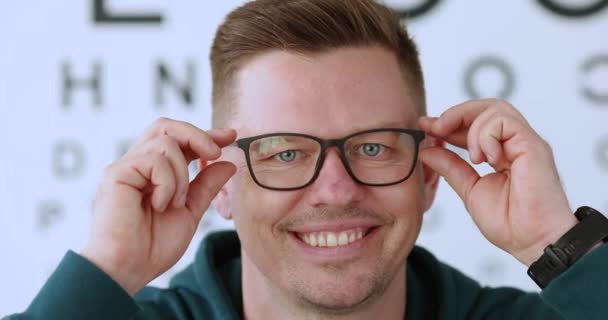 Porträtt Ung Man Som Tar Sig Glasögon Laserseende Korrigering Och — Stockvideo