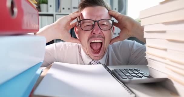ビジネスマンは大量の論文を大声で叫ぶ 残業と締め切りの概念 — ストック動画