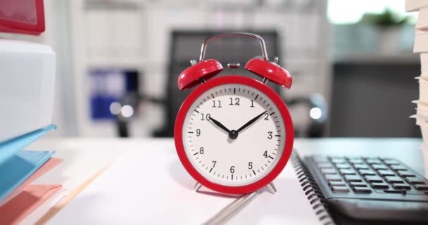 十点钟的红色闹钟 办公室里有文件 加班和截止日期的概念 — 图库视频影像