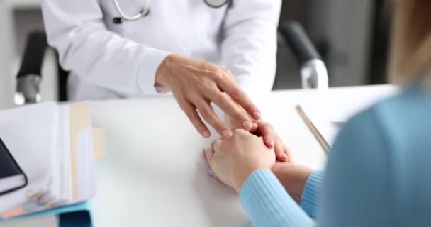 医者は診療所で患者の手をストローク — ストック動画