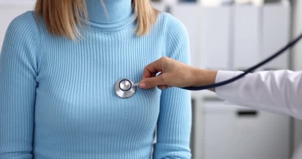 Klinische Arts Onderzoekt Borst Van Patiënt Met Stethoscoop Medisch Onderzoek — Stockvideo