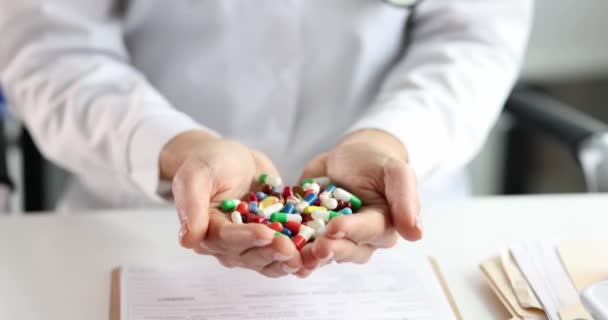 Eine Große Anzahl Verschiedener Medizinischer Pillen Den Händen Des Arztes — Stockvideo