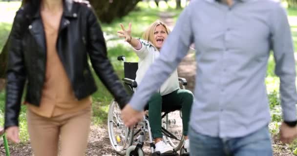 Muž Žena Drží Ruce Odcházejí Plačící Ženy Invalidním Vozíku Rozloučení — Stock video