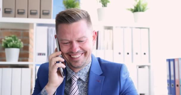 Pemuda Berjas Berbicara Telepon Genggam Kantor Dan Tersenyum Film Kerja — Stok Video