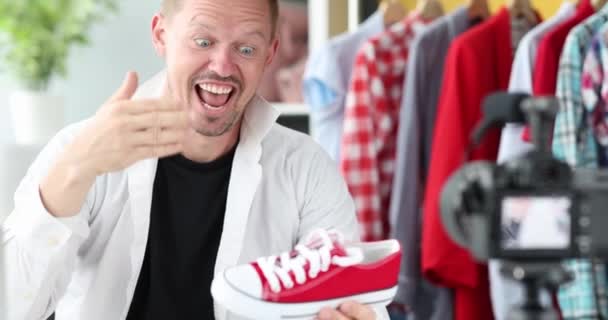 Ενθουσιασμένος Άντρας Blogger Επιδεικνύει Κόκκινα Αθλητικά Παπούτσια Στην Κάμερα Αναθεώρηση — Αρχείο Βίντεο