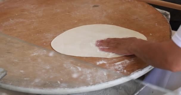 パンケーキを作るために生地をロールアウトクック 伝統的なトルコのトルティーヤの概念を調理する — ストック動画