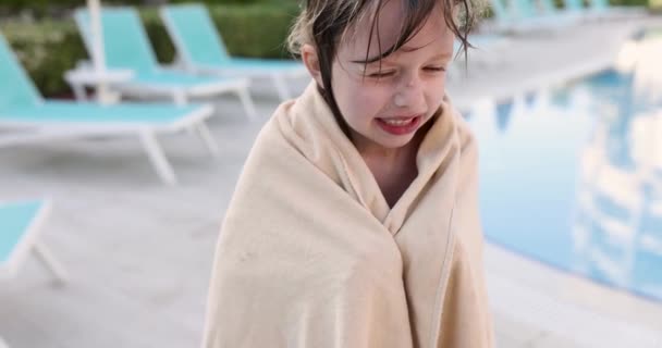 プールで泳いだ後 タオルの中で冷凍少女 小児の低体温症の概念 — ストック動画