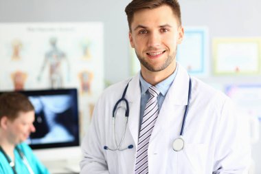 Kendine güvenen pratisyen hazır. Sağlık sigortası ve hastalık tanısı ve tedavisi