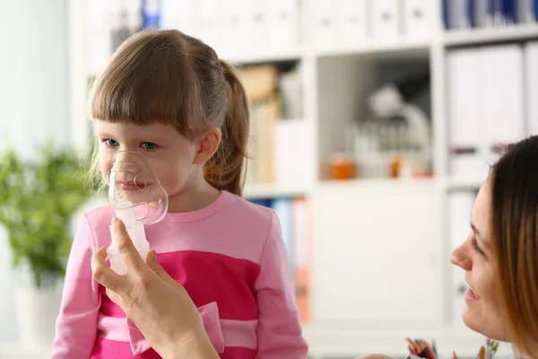 Kislány Gyermek Tartja Maszk Gőz Inhalátor Kezeli Asztma Légzés Keresztül — Stock Fotó