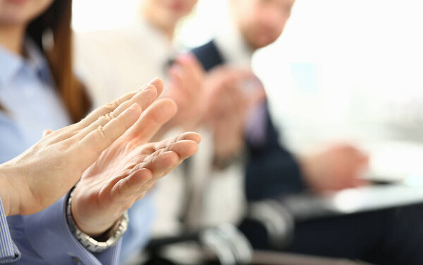 Зрители аплодируют оратору и ведущему за выступление. Группа сотрудников выражает признательность и признательность коллеге