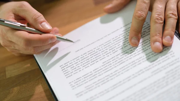 Άντρας Αγοραστής Υπογράφει Συμβόλαιο Επιχειρηματίας Υπογράφει Νομικό Εταιρικό Χαρτί — Φωτογραφία Αρχείου