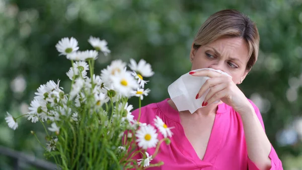 野生の春の花にアレルギーを与え 花束を手に持っている女性 植物へのアレルギーは症状や治療を引き起こす — ストック写真
