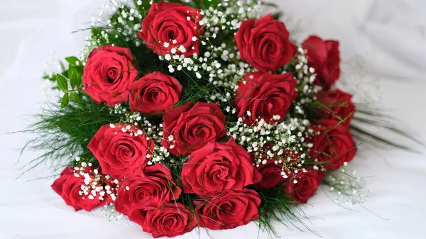 Прекрасный Свадебный Букет Красных Роз Невесты Гипсофилы Свежие Цветы Букете — стоковое фото