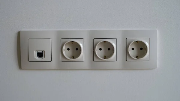 Beyaz Duvardaki Prizler Kablosuz Kablosu Evde Elektrik Internet Var — Stok fotoğraf