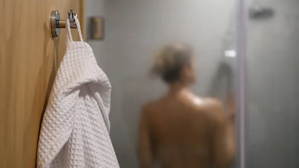 Sziluett Karcsú Zuhanyzóban Fehér Fürdőköpenyben Reggeli Vagy Esti Zuhany Női — Stock Fotó