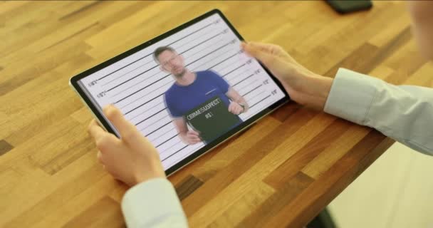 Suç Tanıkları Suç Zanlılarının Tabletinde Fotoğraflara Bakıyorlar Şüphelilerin Hakları Yükümlülükleri — Stok video