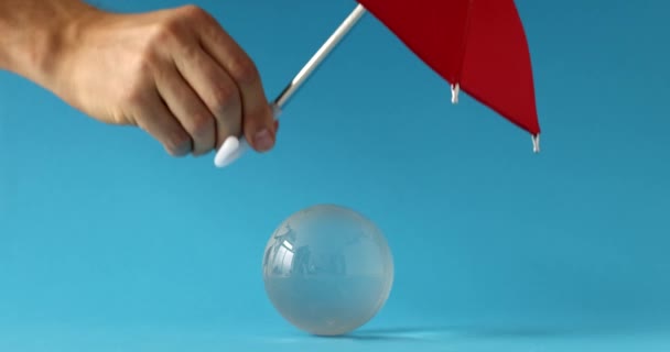 Красные Зонты Прозрачный Стеклянный Глобус Парниковый Эффект Причины Последствия — стоковое видео