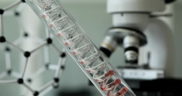 Červená Tekutina Proudí Sterilní Skleněnou Trubicí Laboratoři Chemické Reakce Vědecký — Stock video
