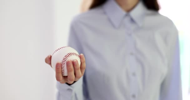 Mâna Unei Femei Afaceri Care Deține Baseball Fundal Alb Motivația — Videoclip de stoc