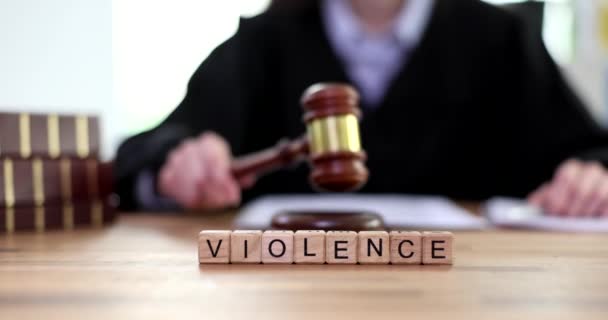木製のキューブに対する言葉の暴力は 裁判所のクローズアップで裁判官 家族における性的虐待 — ストック動画
