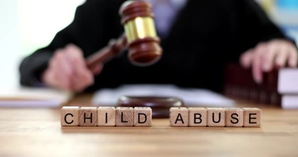 Απόφαση Για Αγωγή Κακοποίησης Παιδιών Τον Γκάβελ Στο Δικαστήριο Έννοια — Αρχείο Βίντεο