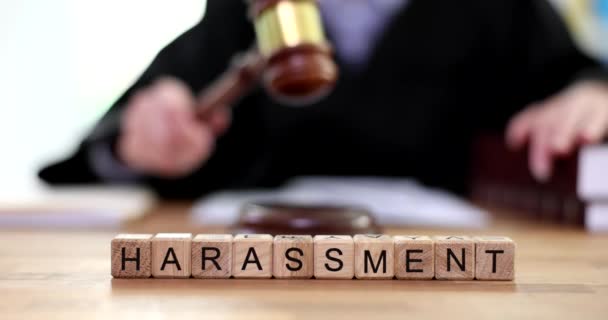 Stížnost Sexuální Obtěžování Obtěžování Práci Soudce Používá Kladívkovou Ochranu Práv — Stock video
