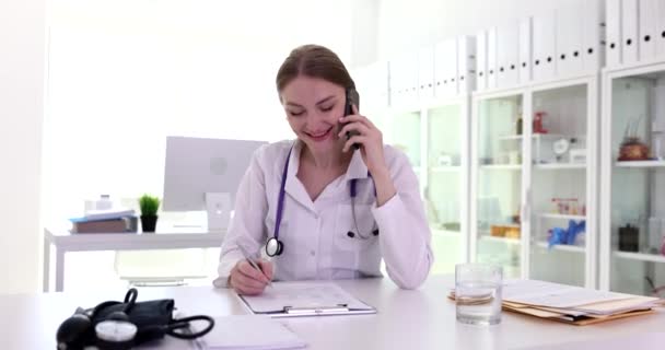 Joyeux Jeune Médecin Assoit Table Parle Patient Téléphone Thérapeute Écoute — Video