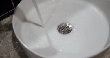 Musluktan lavaboya akan temiz su akışı 4K filme. Kaliteli tesisat konsepti