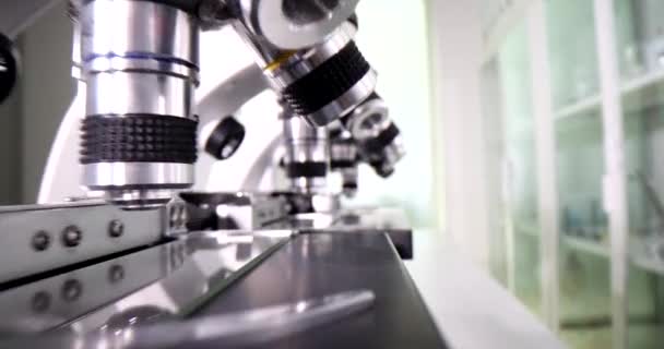 Ιατρικό Εργαστήριο Που Χρησιμοποιεί Μικροσκόπιο Για Δείγματα Βιοχημείας Και Εξέταση — Αρχείο Βίντεο