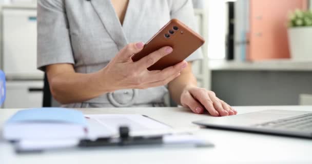 Empresária Leva Smartphone Mostra Pagamento Inscrição Recebida Conceito Pagamentos Online — Vídeo de Stock