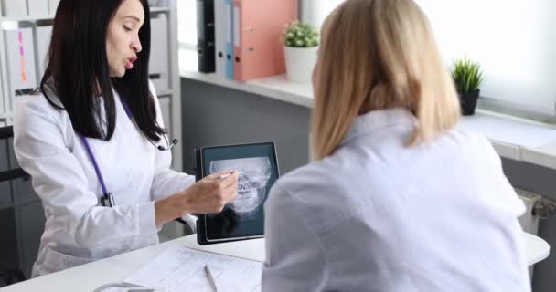 Otorynolaryngolog Pokazuje Pacjentowi Obraz Czaszki Zatokami Przynosowymi Tabletkach Chirurgia Plastyczna — Wideo stockowe